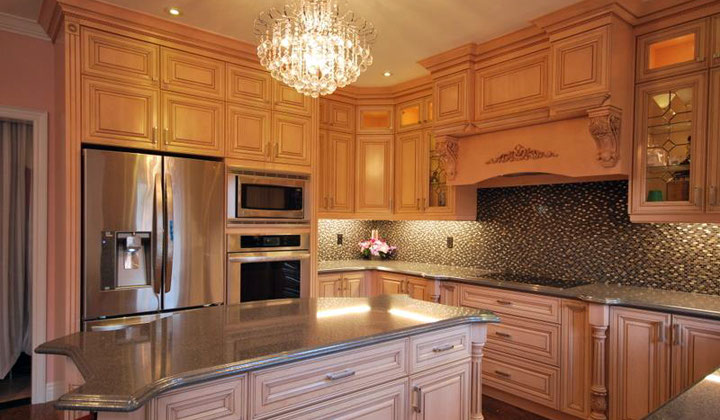 Classic maple wood kitchen, design and installation by Royal Classic Kitchens, Toronto