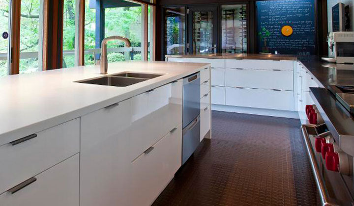 Modern white glossy kitchen by GT Kitchen & Bath, Toronto