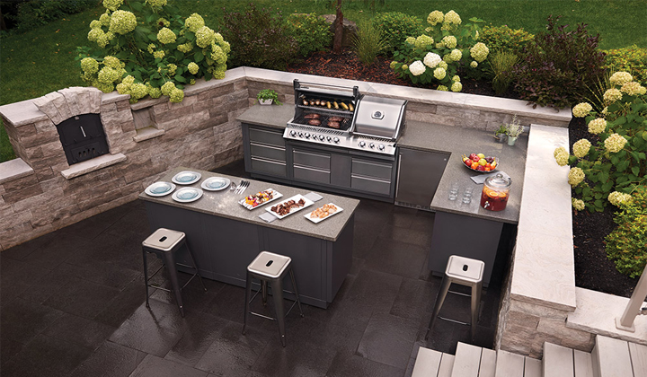 Napoleon Grill in the Outdoor Kitchen by Toronto Home Comfort in Toronto.