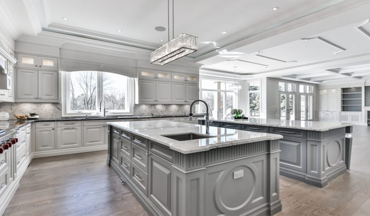 Light grey kitchen by Royal Classic Kitchen, Vaughan